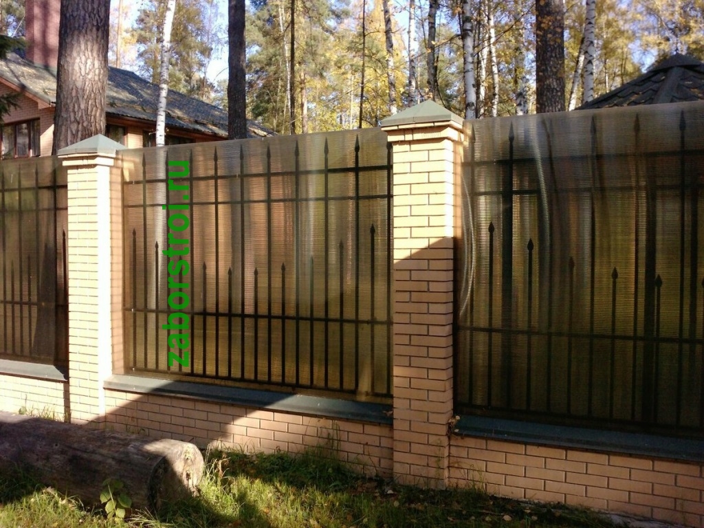 Забор из поликарбоната на ленточном фундаменте с кирпичными столбами под ключ с установкой 110 м