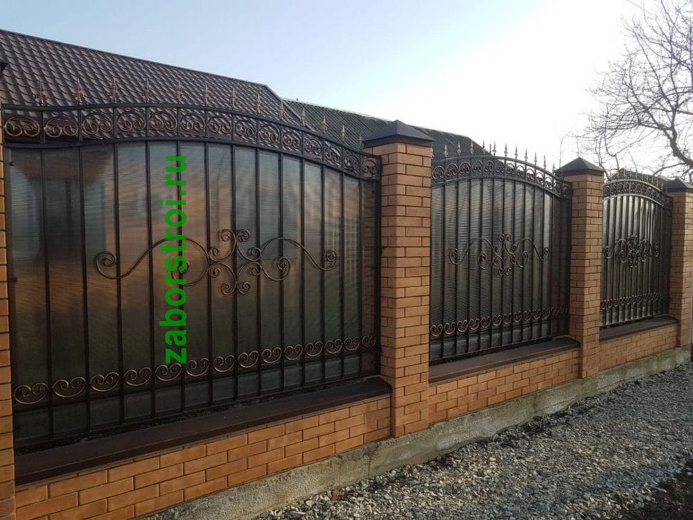 Забор из поликарбоната на ленточном фундаменте с кирпичными столбами под ключ с установкой 40 м